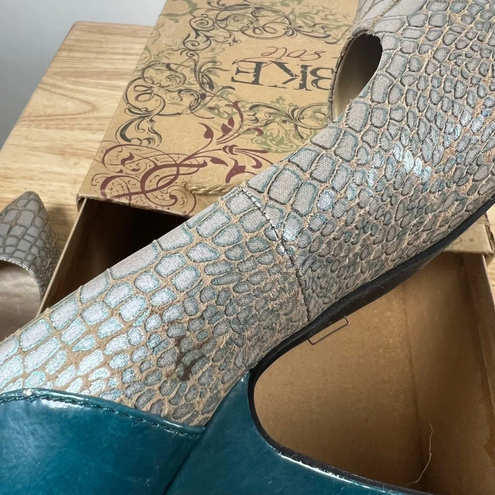 BKE‎ Sole Mabel 32 Metallic Blue Croco Embossed Pointed Toe Pumps Teal Heel 7.5